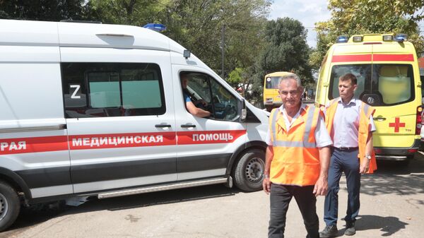 Автомобили скорой помощи в селе Майское, где на военном складе произошла детонации боеприпасов