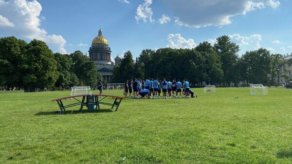 Футболисты Зенита на тренировке в центре Санкт-Петербурга у Медного всадника