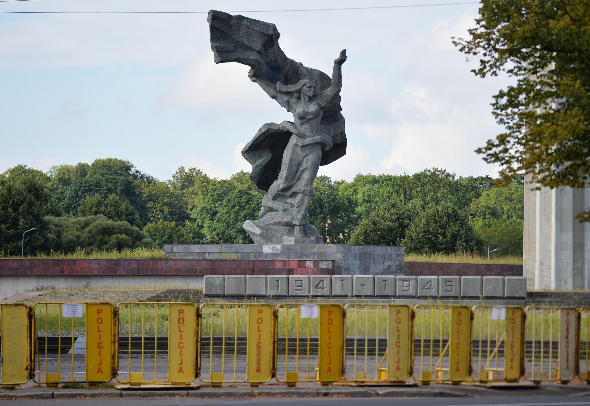 Памятник воинам Советской Армии - освободителям Советской Латвии и Риги от немецко-фашистских захватчиков в парке Победы на левом берегу Даугавы в Риге - РИА Новости, 1920, 24.08.2022