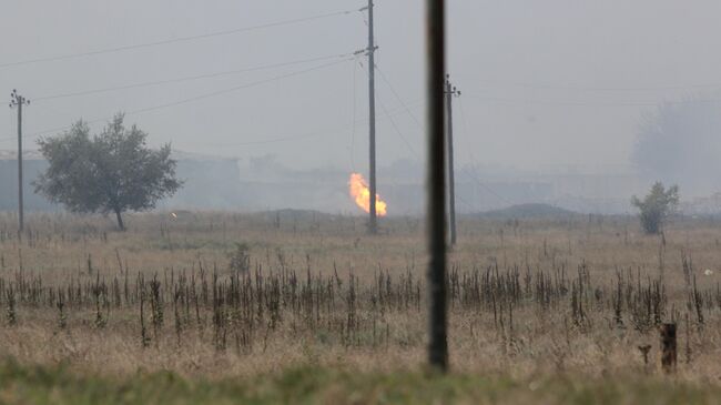 Дым в селе Майское, где на военном складе произошла детонации боеприпасов