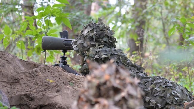 Военнослужащий ВС РФ наблюдает за позициями противника в Харьковской области