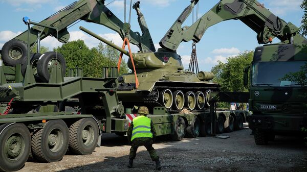 Перенос танка - памятника Т-34 из Нарвы в Эстонский военный музей
