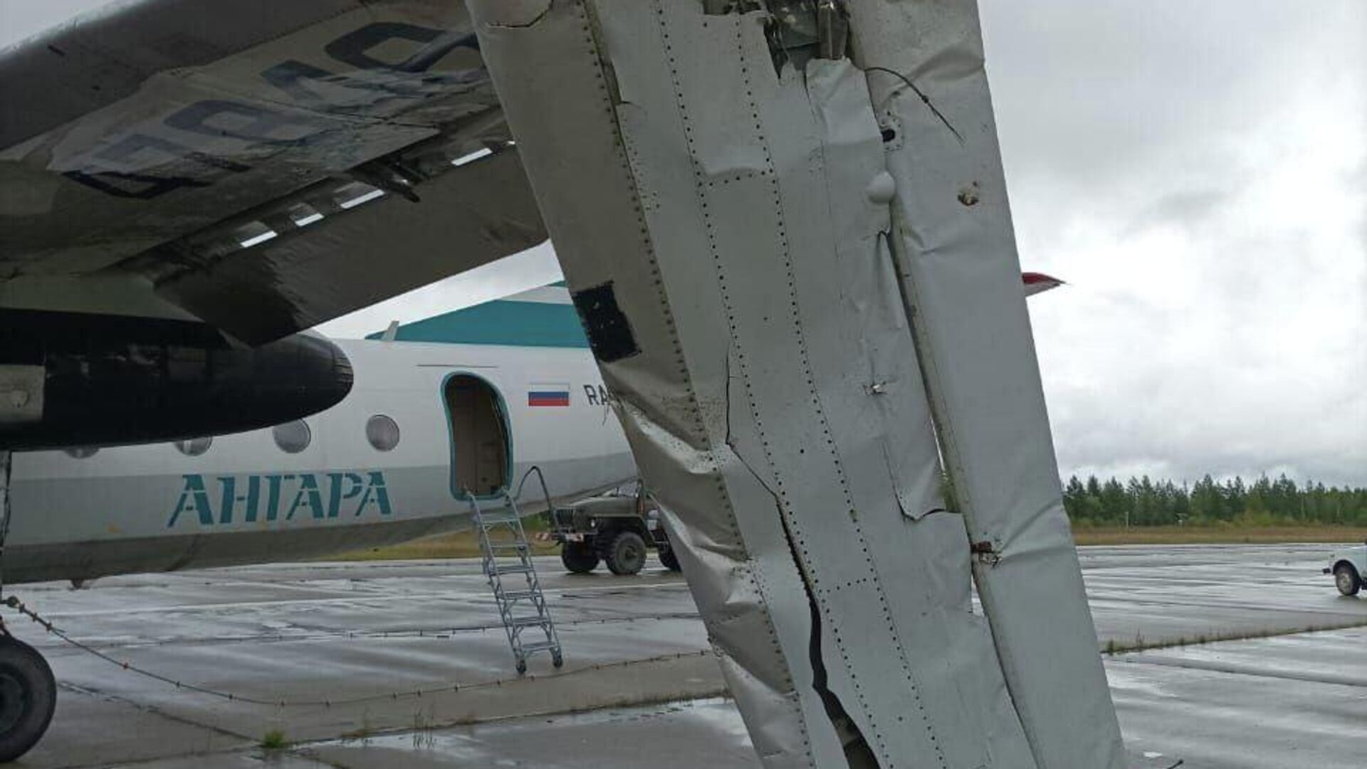 Самолет Ан-24 после аварийной посадки в аэропорту Усть-Кута Иркутской области - РИА Новости, 1920, 17.08.2022