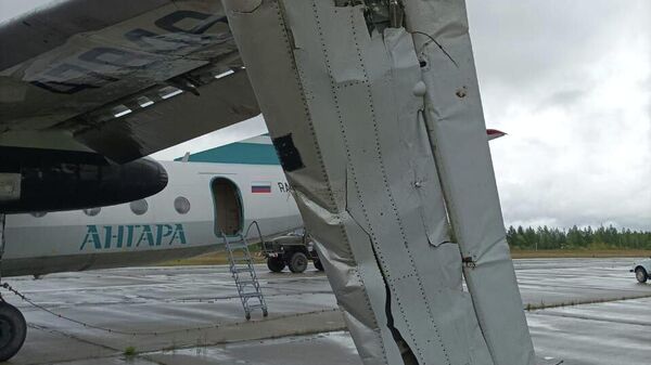 Самолет Ан-24 после аварийной посадки в аэропорту Усть-Кута Иркутской области