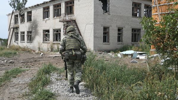 Военнослужащий ВС РФ на территории бывшего детского сада, где располагались бойцы ВСУ в селе Александровка Херсонской области