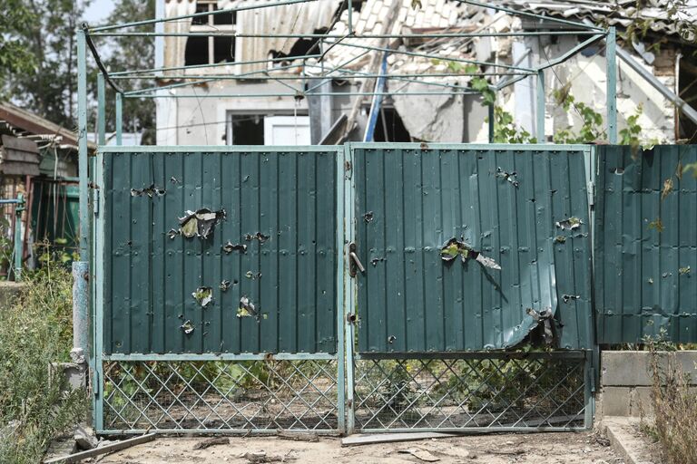 Ворота жилого дома, поврежденные в результате обстрела в селе Александровка Херсонской области