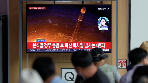 Трансляция кадров запуска северо-корейской баллистической ракеты