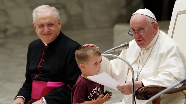 Ребенок прервал всеобщую аудиенцию папы римского в Ватикане