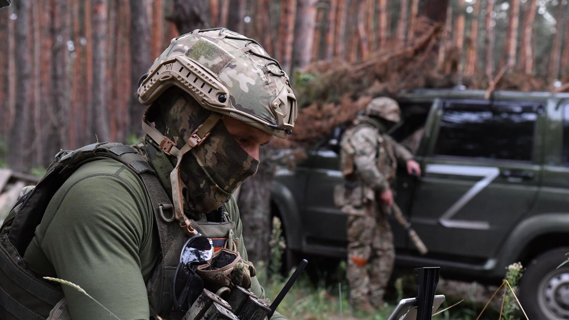 Военнослужащий ВС РФ проводит артиллерийскую разведку противника с помощью коптера рядом с линией боевого соприкосновения в Харьковской области - РИА Новости, 1920, 29.08.2022