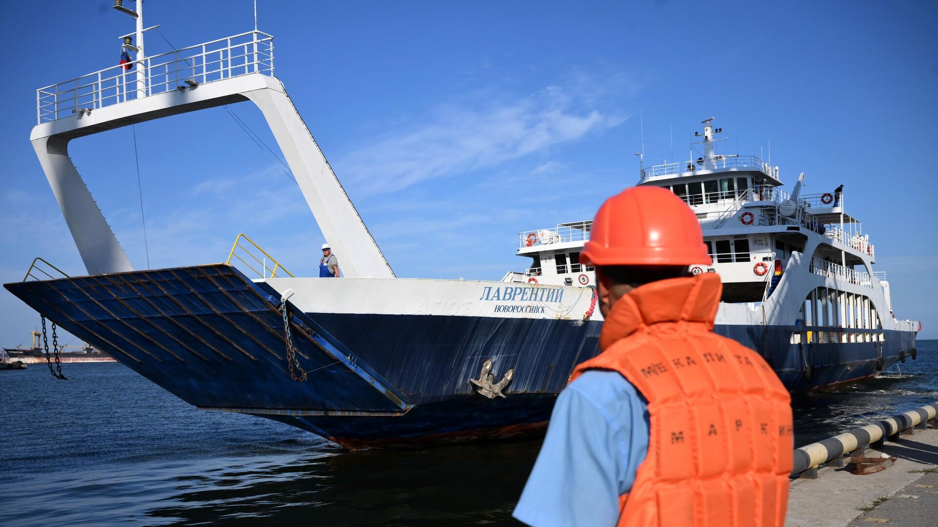 Автомобильно-пассажирский паром Лаврентий у причала морского порта Мариуполя - РИА Новости, 1920, 24.05.2025