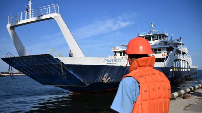Автомобильно-пассажирский паром Лаврентий у причала морского порта Мариуполя