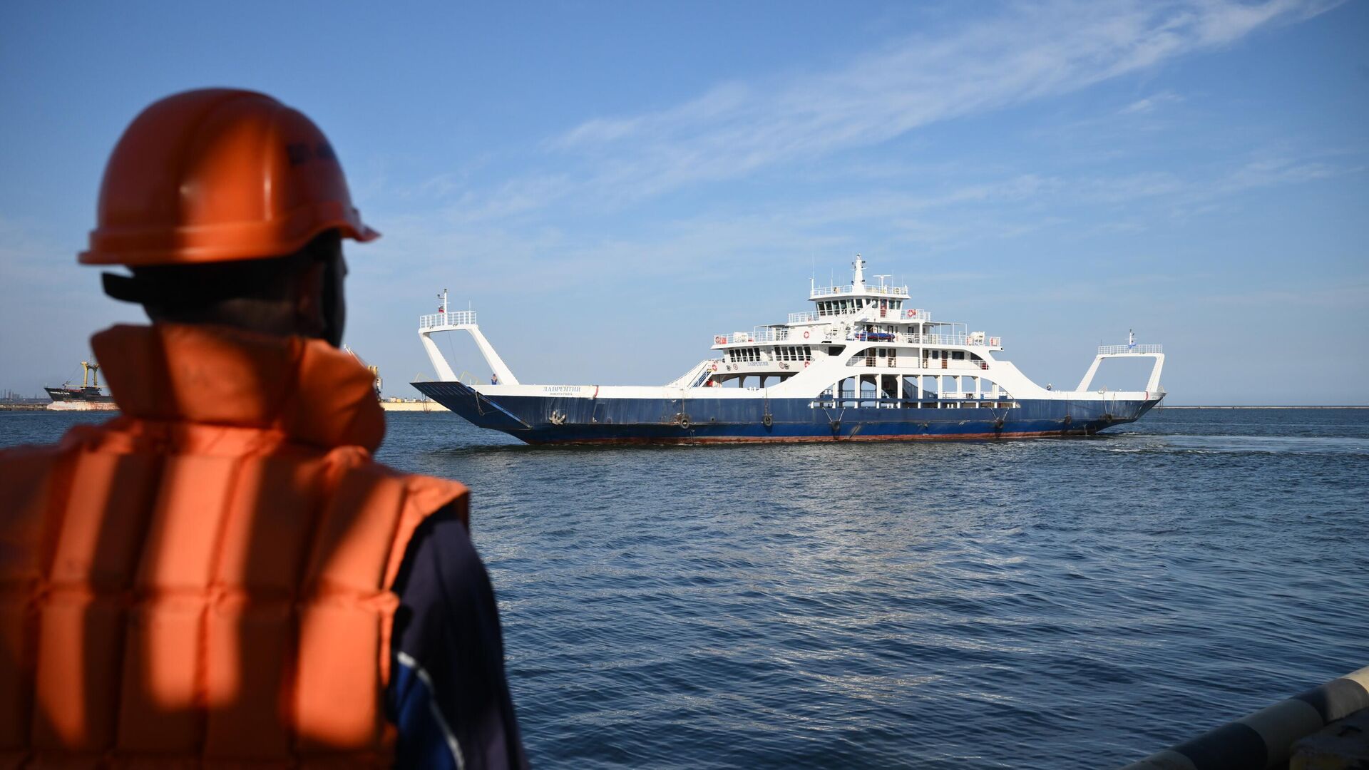 Автомобильно-пассажирский паром Лаврентий в акватории морского порта Мариуполя - РИА Новости, 1920, 17.08.2022