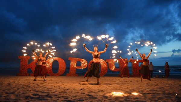 Артисты во время шоу на пляже в рамках фестиваля Короче в Калининграде