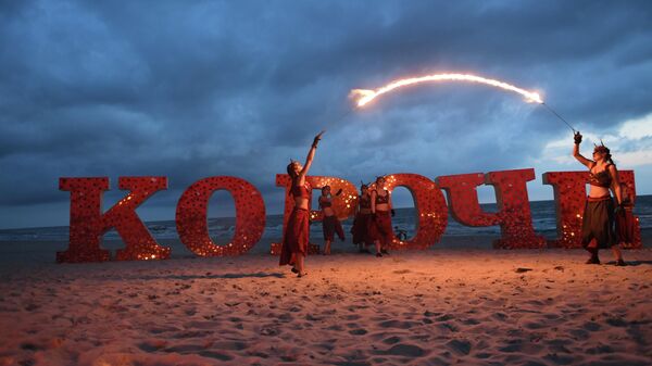 Артисты во время шоу на пляже в рамках фестиваля Короче в Калининграде