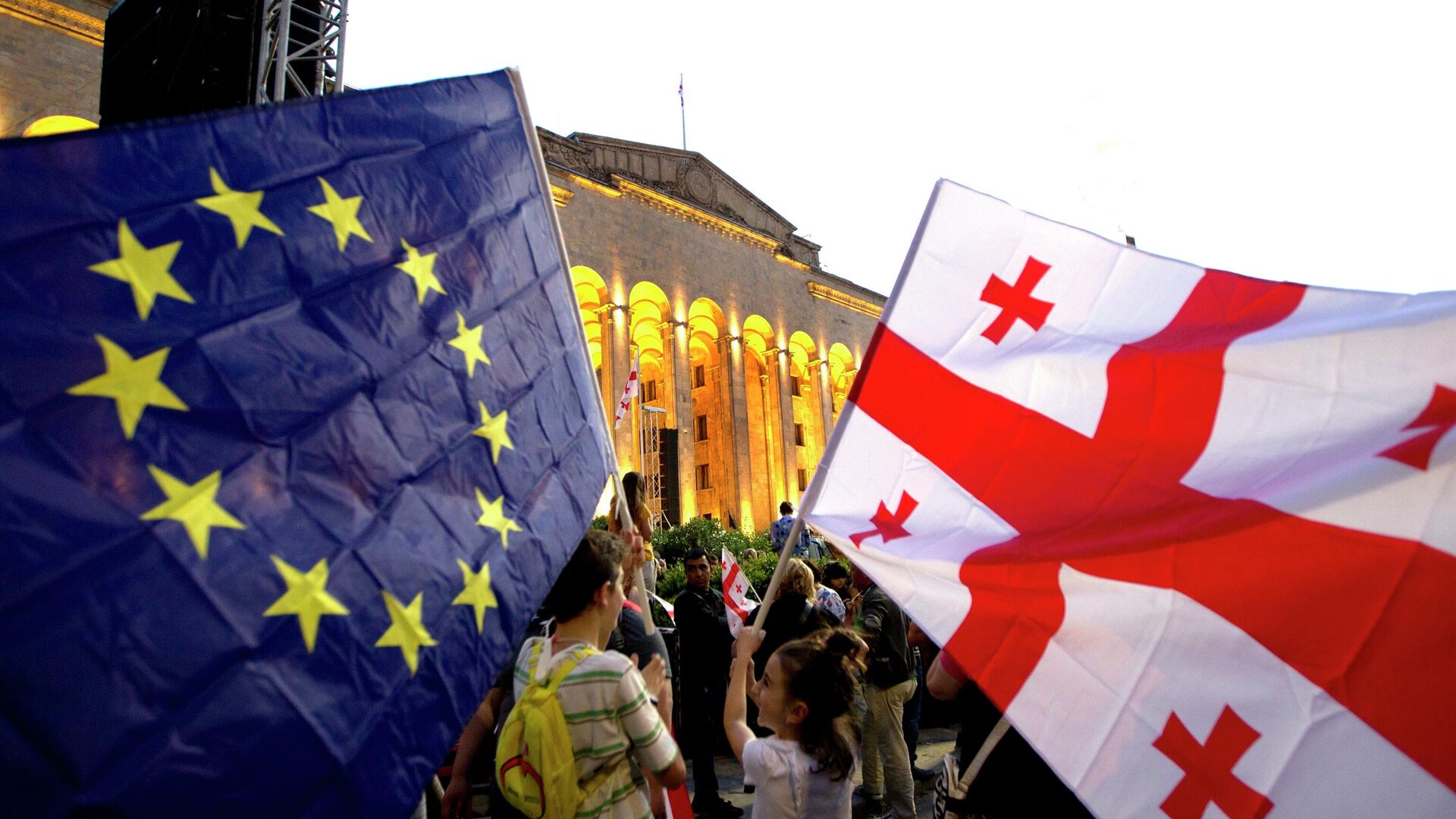 Люди на улицах Тбилиси с флагами Грузии и ЕС. Архивное фото - РИА Новости, 1920, 01.05.2023