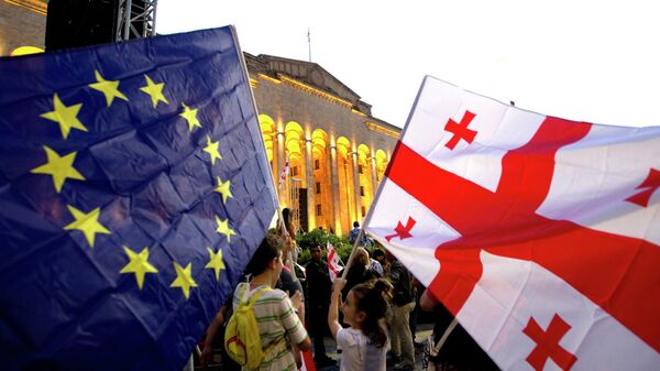 Люди на улицах Тбилиси с флагами Грузии и ЕС. Архивное фото