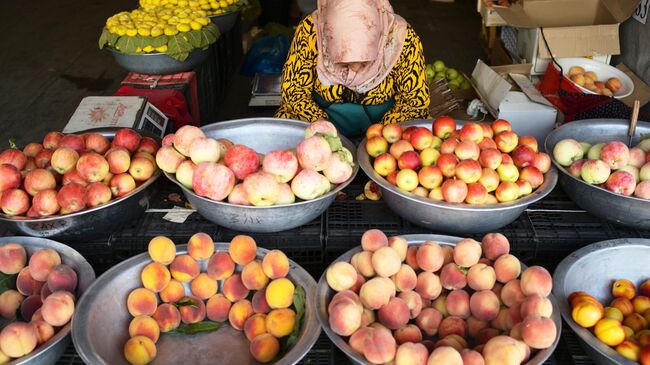 Продажа фруктов на рынке в Ташкенте