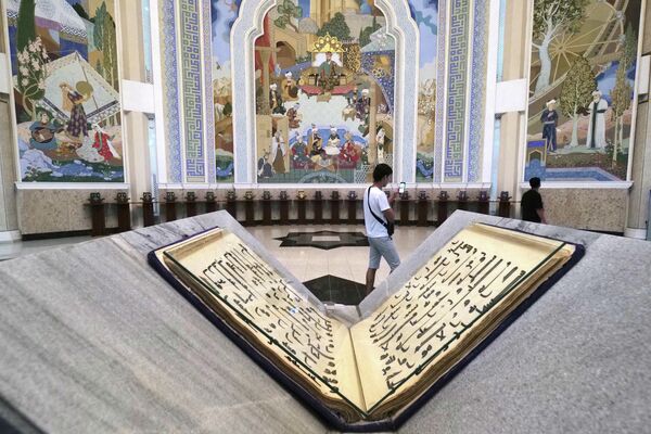 Факсимиле Корана Усмана в Государственном музее истории Тимуридов в Ташкенте