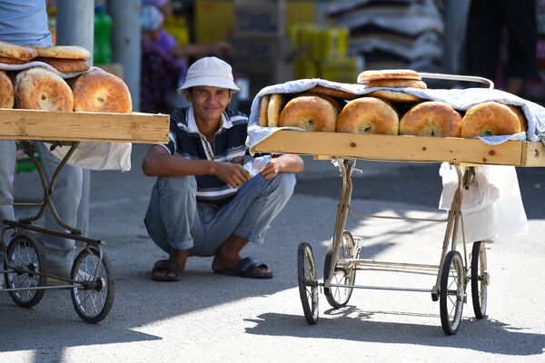 Лепешки из тандыра на рынке в Ташкенте