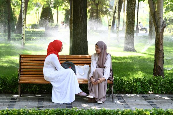 Девушки отдыхают в парке в Ташкенте