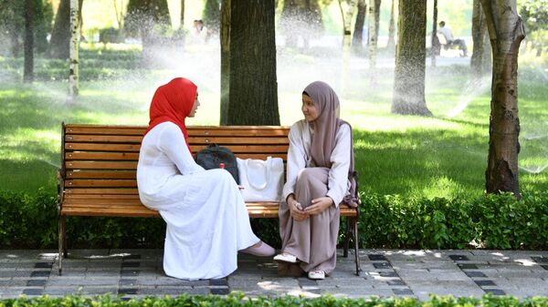 Девушки отдыхают в парке в Ташкенте