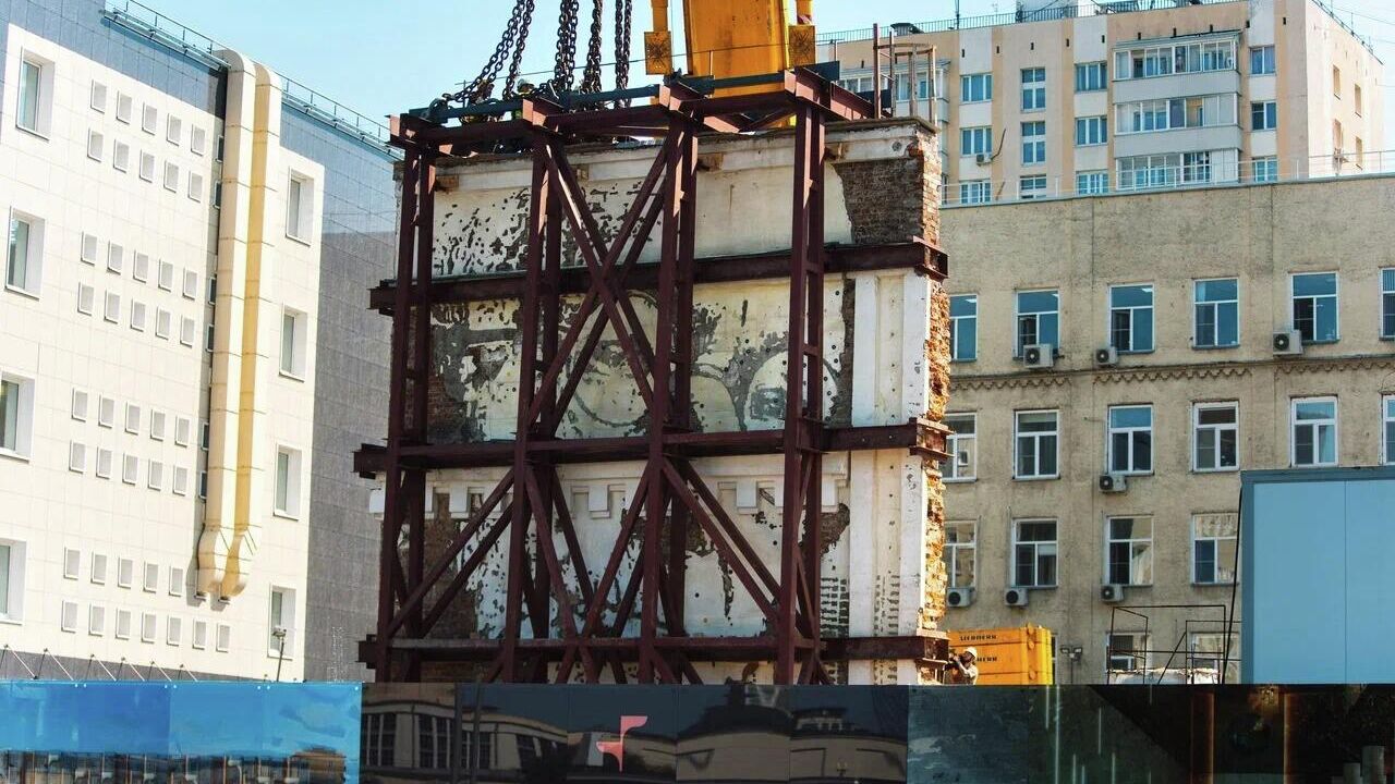 Перенос стены с портретом немецкого писателя Германа Гессе в московском районе Хамовники  - РИА Новости, 1920, 18.08.2022