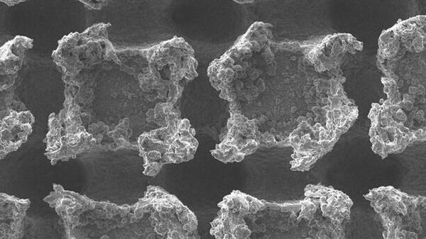 СЭМ-изображения текстуры поверхности металла, модифицированного лазерным излучением. Увеличение × 550