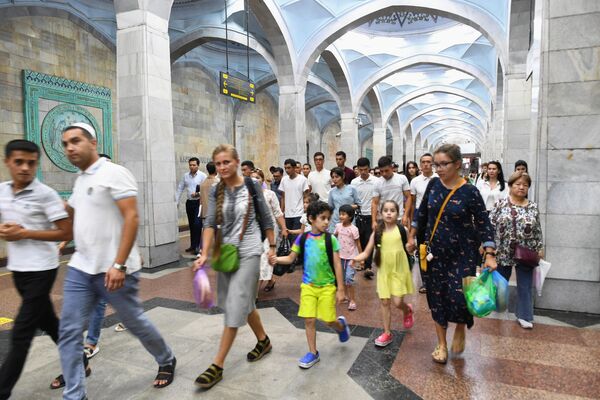 Пассажиры на станции метро Алишера Навои в Ташкенте