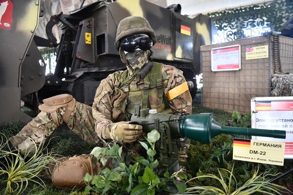 Экспозиция, воссоздающая эпизод установки сапером ВСУ противобортовой мины DM-22, на выставке в рамках Международного военно-технического форума Армия-2022 