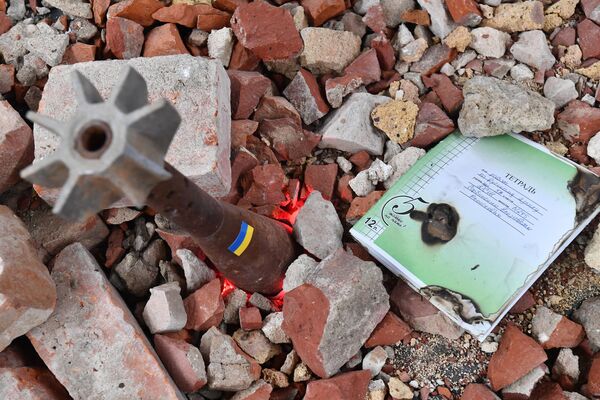 Экспозиция с школьной тетрадью и снарядом на выставке в рамках Международного военно-технического форума Армия-2022 на территории Конгрессно-выставочного центра Патриот