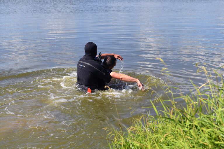 Водолаз центра экстренного реагирования Москвы на учениях по спасению утопающего в поселке Вороновское Московской области