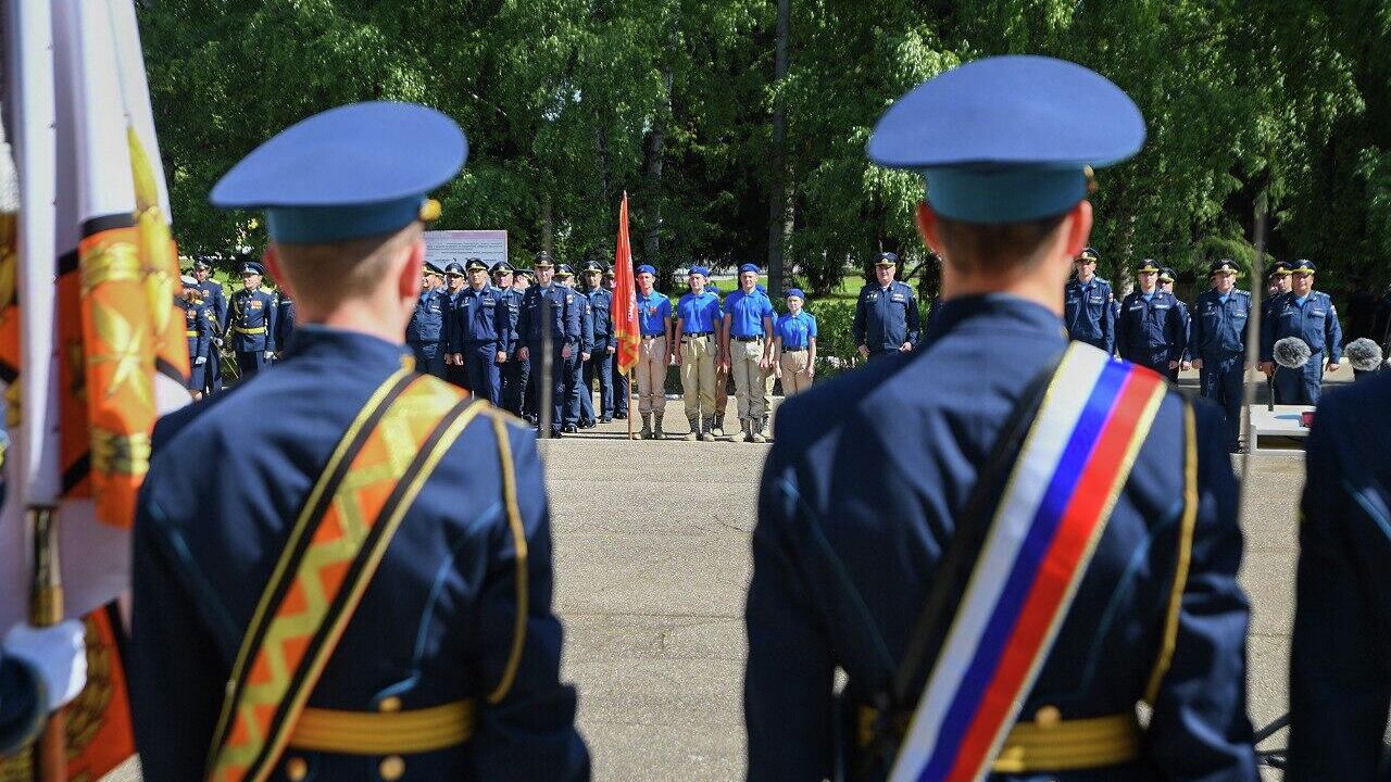 Родным тверского летчика, погибшего на Украине, вручили Звезду Героя России - РИА Новости, 1920, 18.08.2022