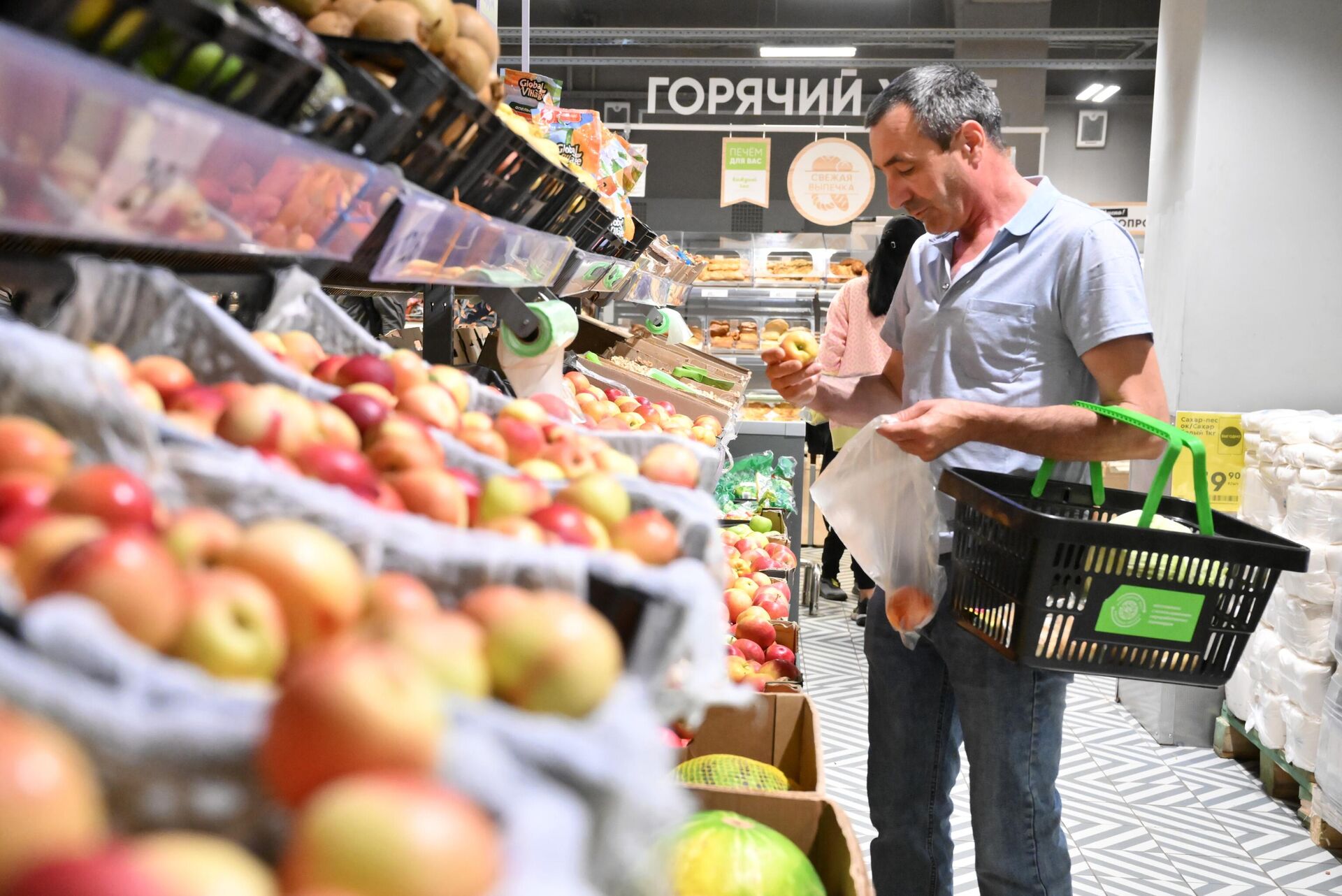 Покупатель выбирает товар в торговом зале магазина Пятерочка в Москве - РИА Новости, 1920, 18.08.2022