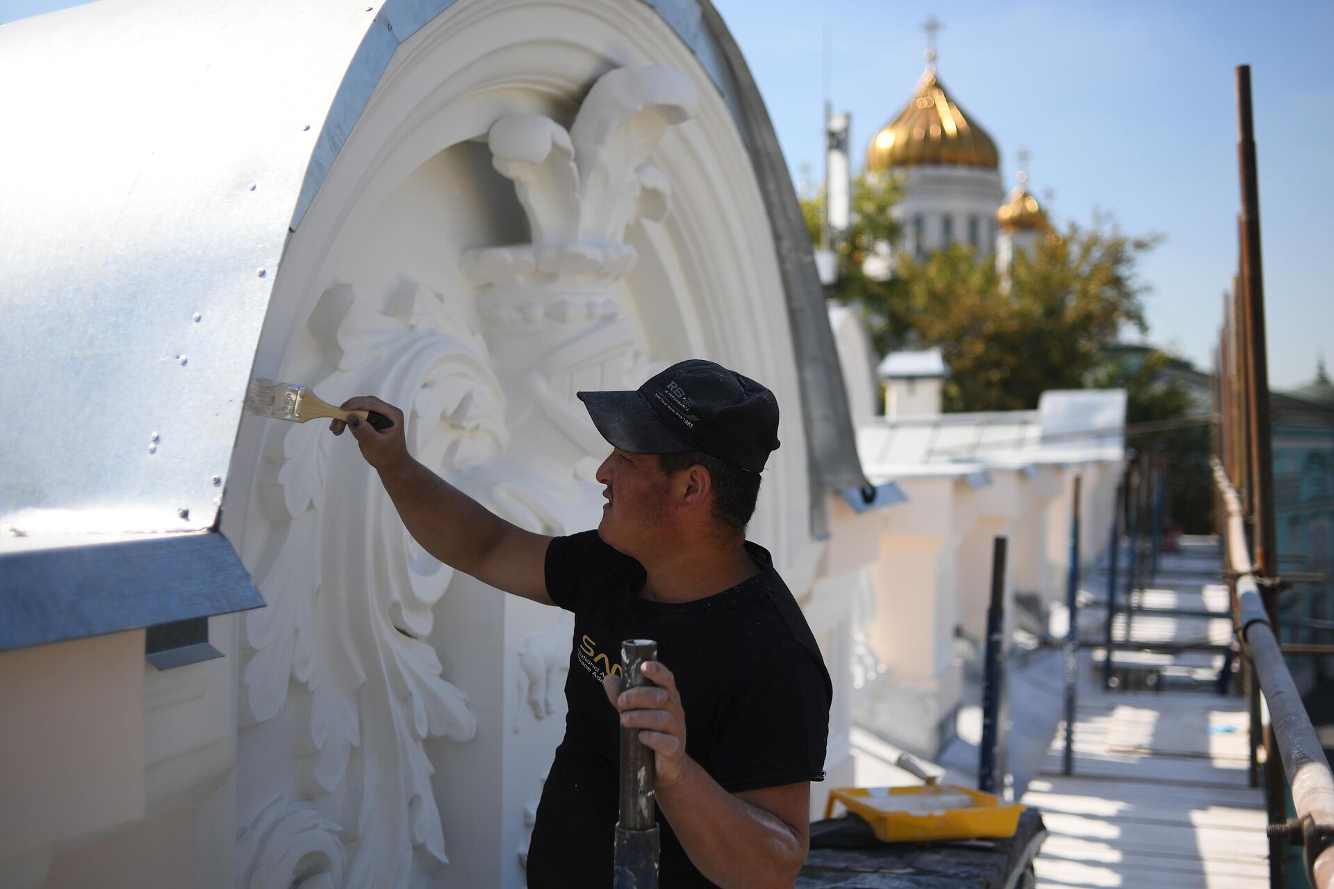 Рабочий во время ремонта дома из списка объектов культурного наследия по адресу Волхонка 9 строение 1 - РИА Новости, 1920, 18.08.2022