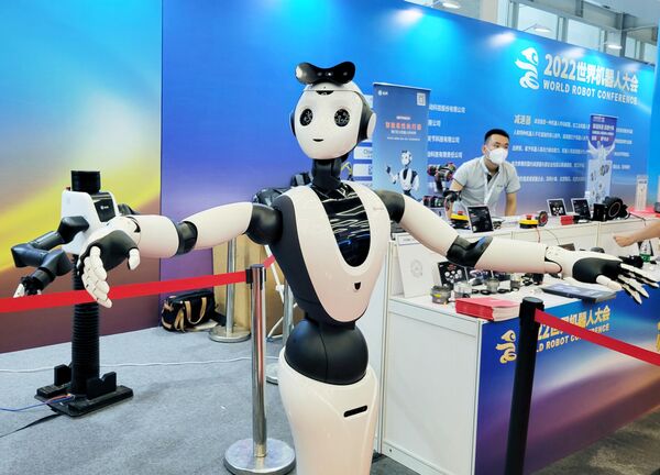 Робот на одном из стендов на Всемирной конференции робототехники в Пекине