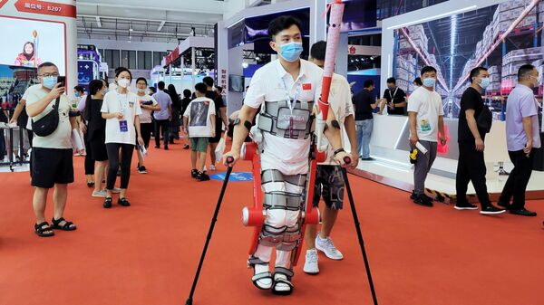 Посетители на Всемирной конференции робототехники в Пекине