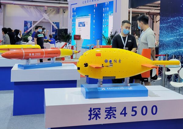 Экспонаты на одном из стендов на Всемирной конференции робототехники в Пекине