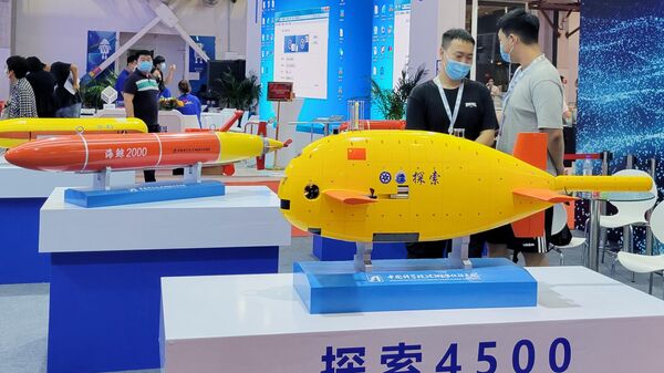 Экспонаты на одном из стендов на Всемирной конференции робототехники в Пекине