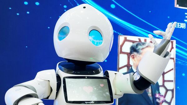Робот CanBot на одном из стендов на Всемирной конференции робототехники в Пекине