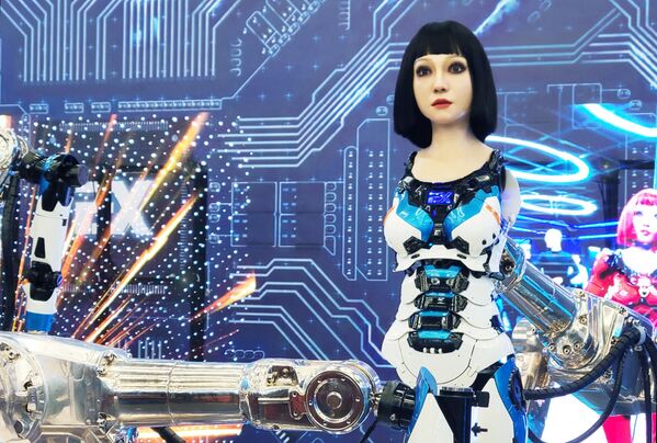 Робот на одном из стендов на Всемирной конференции робототехники в Пекине