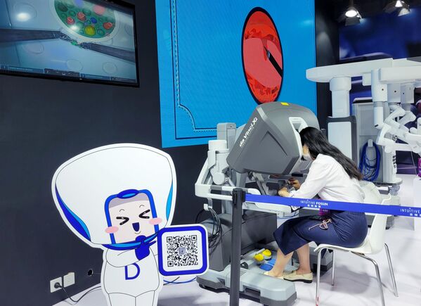 Посетительница на одном из стендов на Всемирной конференции робототехники в Пекине