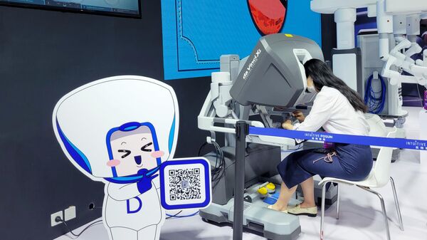 Посетительница на одном из стендов на Всемирной конференции робототехники в Пекине