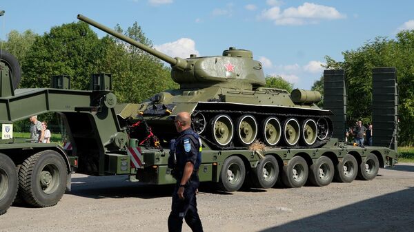 Демонтаж танка Т-34 в Нарве