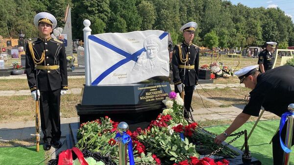 Главком ВМФ РФ Николай Евменов открывает памятник адмиралу Владимиру Высоцкому