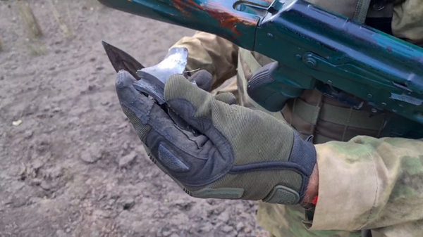 Осколки снарядов с иностранной маркировкой на месте обстрела Светлодарска в ДНР 