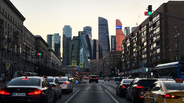 Улица Большая Дорогомиловская и небоскребы делового центра Москва-сити