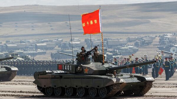Основной боевой танк Type 99 (ZTZ-99) Народно-освободительной армии Китая на забайкальском полигоне Цугол во время учений Восток