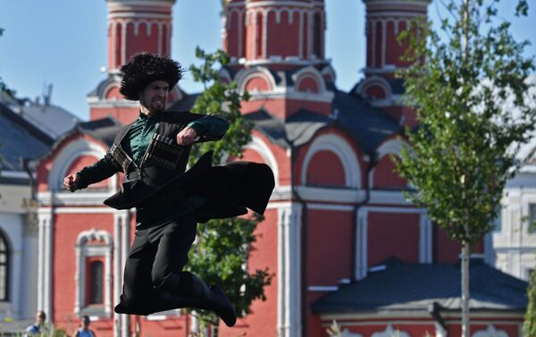Выступление артистов на V Фестивале Русского географического общества в парке Зарядье в Москве