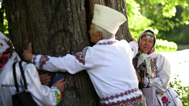 Участники моления Агавайрем на Дубовой поляне Сосновой рощи в Йошкар-Оле