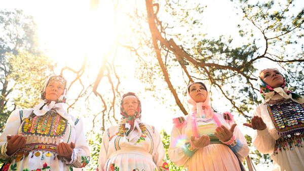 Участницы во время календарно-обрядового праздника Агавайрем на Дубовой поляне Сосновой рощи в Йошкар-Оле